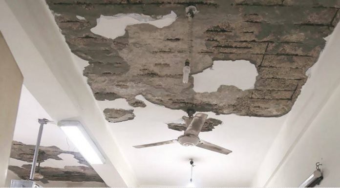 The fear of studying under a falling ceiling - Daulat ram college